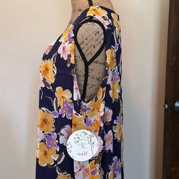 Lovely floral blouse-New with tag! - Picture 2 of 3